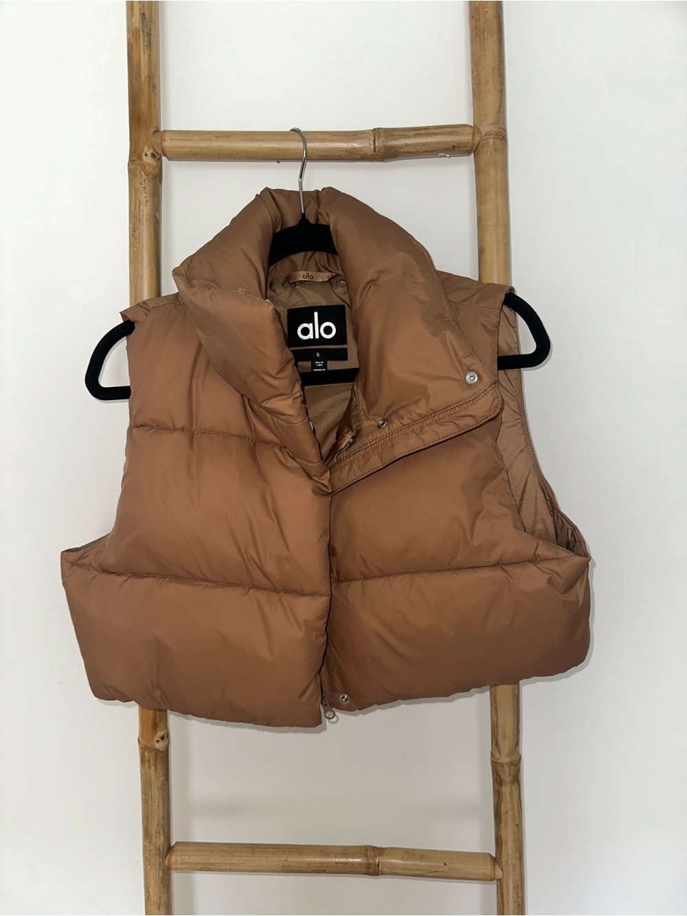 ALO Cropped Gold Rush Puffer Vest - Picture 7 of 8